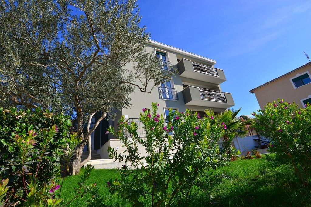Apartments Villa Coratina Трогир Екстериор снимка